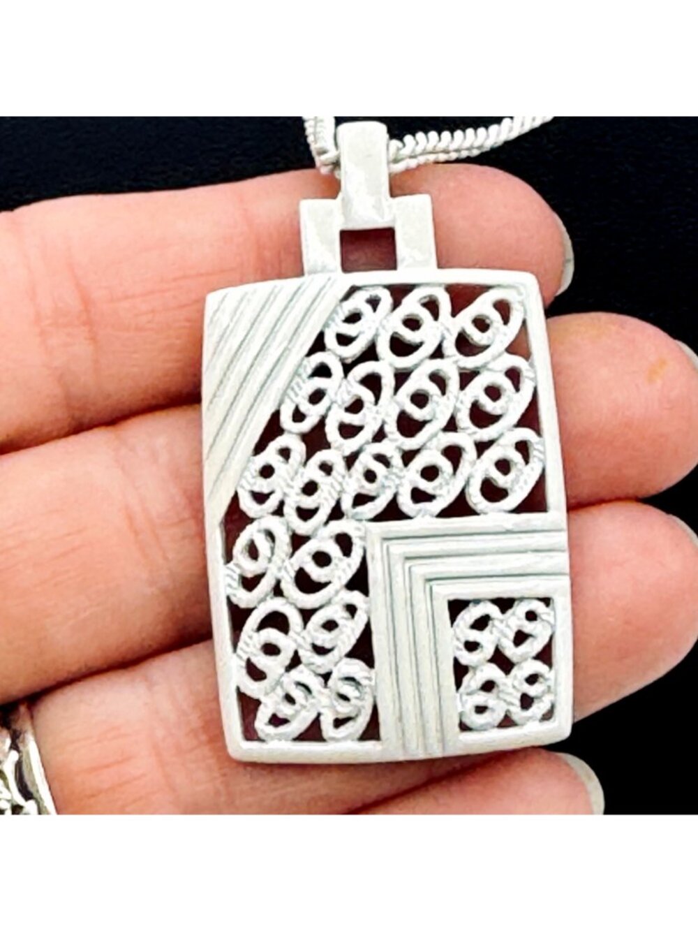 Vintage White Enamel Pendant and Chain Filigree Open Work 1970s Look 28" - Picture 4 of 8